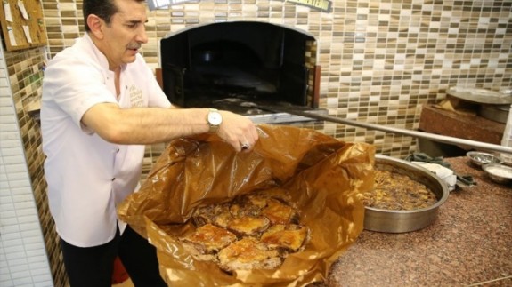 Malatya'nın tescilli lezzeti kağıt kebabı iftar sofralarında