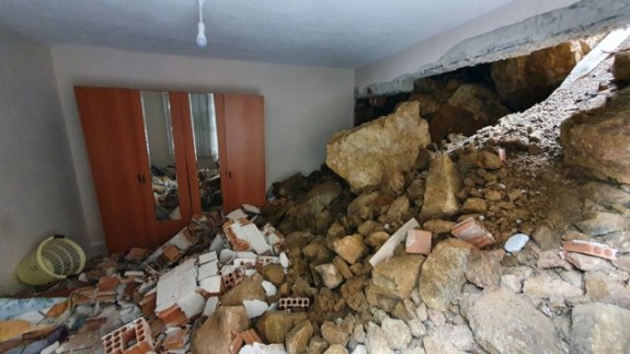 Dağdan kopan kayalar evin içine doldu