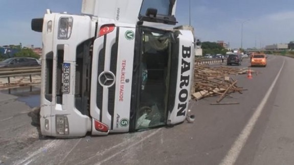 TEM'de kamyon devrildi: Ankara istikameti trafiğe kapandı