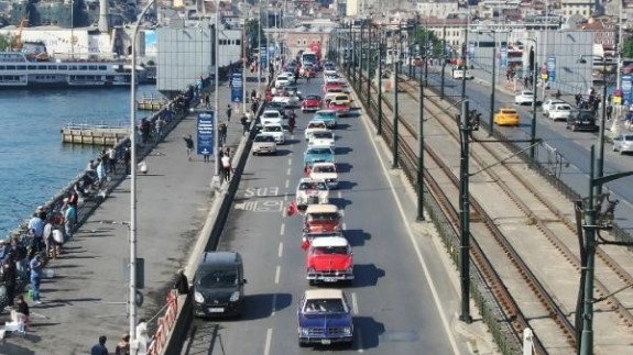 Galata Köprüsü'nde 100 klasik otomobil ile 100. Yıl Konvoyu...