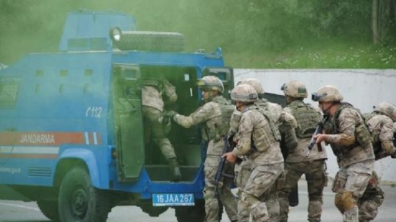 Jandarmadan,  astsubay adaylarına nefes kesen tatbikat