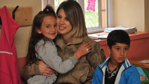 Kadın komutanlar çocukları ziyaret etti