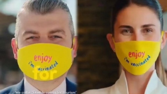 Turizm çalışanları için hazırlanan 'Keyfine bak,  aşılıyım' yazılı maskelerin yer aldığı Bakanlık videosu tepki topladı