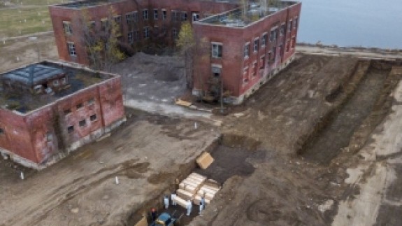 New York'ta toplu mezar kazıldı!