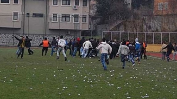 Çorluspor ve Saray Belediyespor maçında saha ringe döndü: Futbolcular tekme-tokat birbirine girdi 