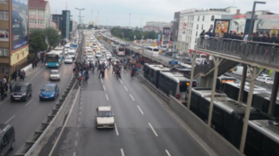 Otobüse Binmek İsteyen Vatandaş Ölümle Burun Buruna!