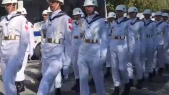 Türk Ordusunun Disiplinsiz Yürüyüşü Şaşkına Çevirdi!