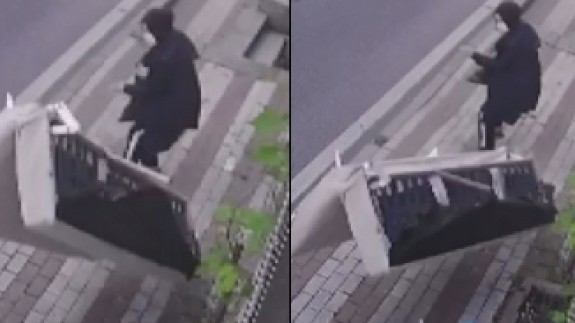 Üçüncü kattan üstüne kanepe düşüyordu! Kadının ölümden döndüğü anlar kamerada