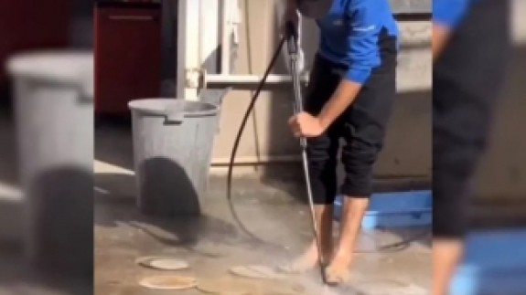 Dominos Pizza'dan skandal görüntüler: Tahtaları,  tuvalet terliğiyle yerde yıkadılar