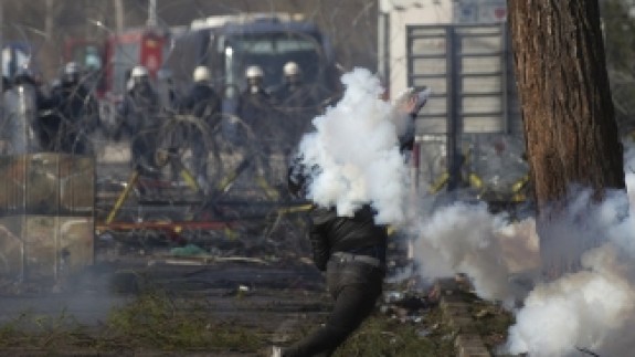 Yunan polisi,  sınırda bekleyen mülteciyi işte böyle vurdu!