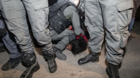 İsrail polisinden Filistinli gence 'George Floyd' olayını hatırlatan gözaltı