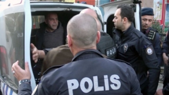 Birlikte yaşadığı kadını rehin alan astsubay polislere tükürdü: 'Ben koronavirüslüyüm. Hepinize bulaşsın'