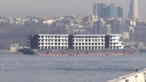 İstanbul Boğazı'ndan 'apartman' geçti