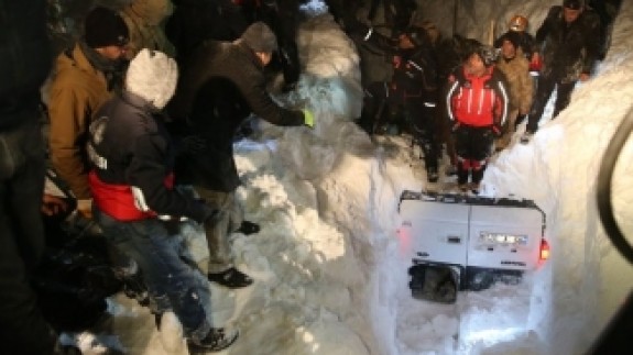 Van'da Bu Kez Kurtarma Ekibinin Üzerine Çığ Düştü! 