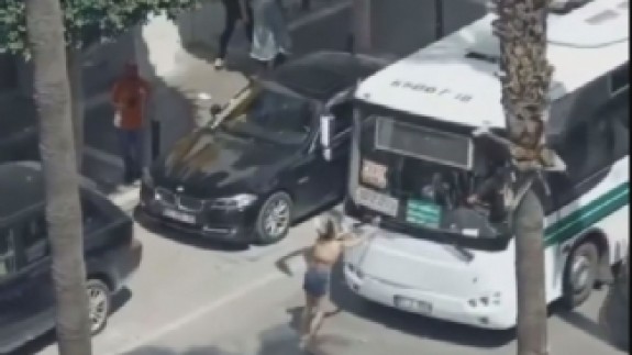 Önce yola yattı,  sonra araçlara saldırdı! Adana bu kadını konuşuyor