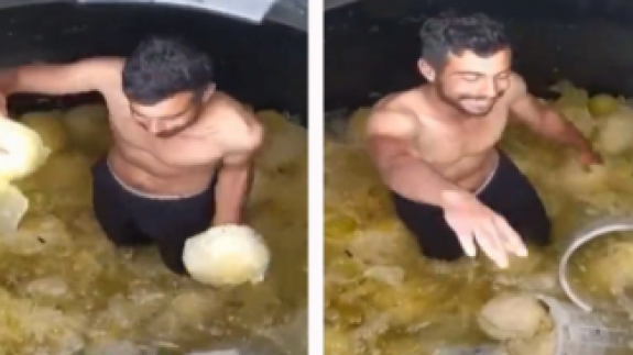 Yeni bir rezalet daha: Fabrika çalışanı turşu tankına çıplak ayakla girip oyun oynadı