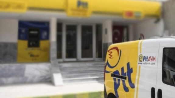 PTT Kargo çalışanın paketleri fırlattığı anlar tepki topladı
