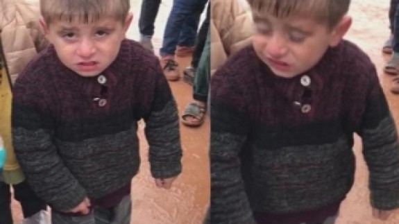 İdlib'de yürek yakan görüntü: Titreye titreye bekledi