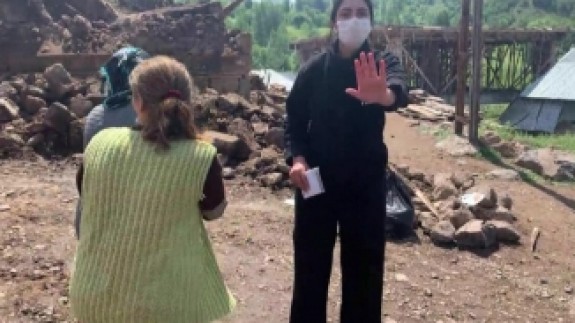 CNN Türk muhabiri Fulya Öztürk Bingöl'deki depreme canlı yayında yakalandı!