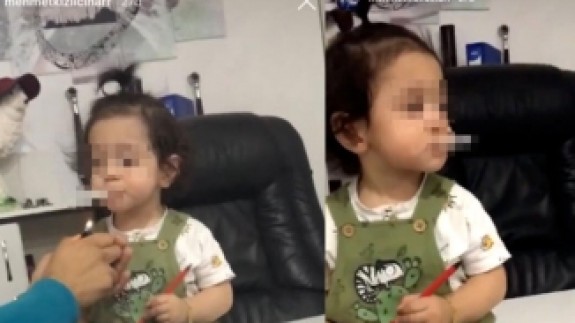 Skandal görüntü: Vicdansız baba 2 yaşındaki kızına sigara içirip görüntüleri paylaştı!