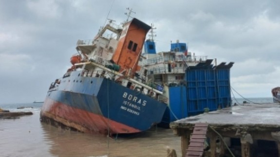 Sürüklenen gemi kıyıdaki gemiye çarparak durabildi