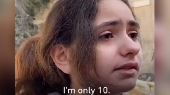 Evi bombalanan Filistinli küçük kız: Neden füze atarak çocukları öldürüyorsunuz?