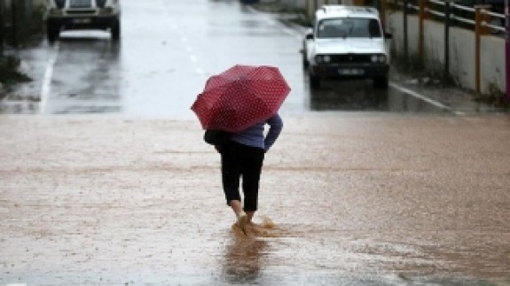 Adana'da Sağanak Hayatı Olumsuz Etkiliyor