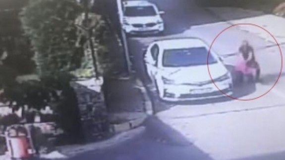 Çekirdeği taş sandı,  küçük çocuğu öldüresiye dövdü!