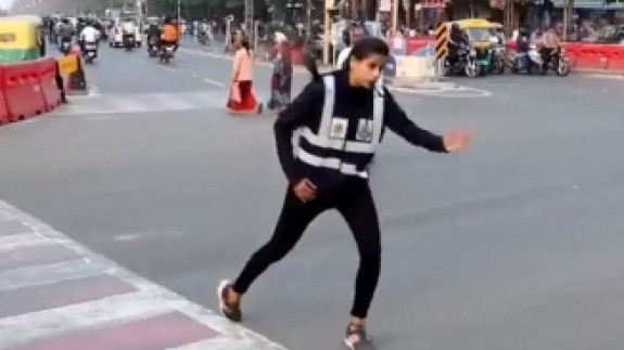 Hindistan'da Trafiği Dans Ederek Yönlendiren Trafik Polisi