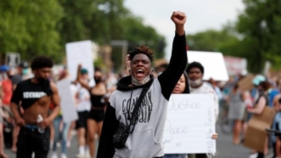 ABD'de yüzlerce siyahi silahlarla sokaklara indi!