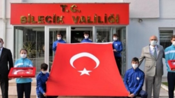  Gelibolu Yarımadası'ndan alınan toprak,  deniz suyu ve Türk bayrağını taşıma görevi Bilecikli gençlere geçti