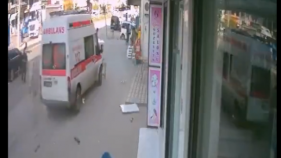 Şırnak'ta Suriyeli bir kişi ambulansı kaçırıp vatandaşların üzerine sürdü!