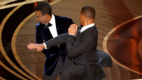 Oscar törenine karısıyla ilgili konuşulmasına kızan Will Smith'in Chris Rock'a attığı tokat damgasını vurdu