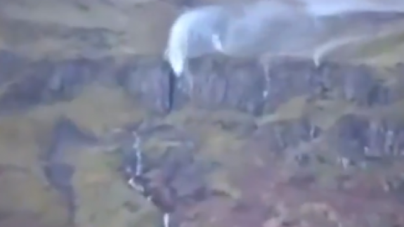 Şiddetli rüzgar nedeniyle şelale ters aktı: Görenler hayrete düştü!