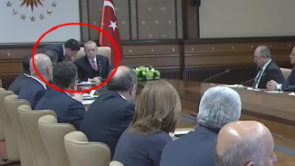 Milyonların izlediği canlı yayına damga vuran anlar: Özel kalem müdürü Erdoğan'ın kulağına ne fısıldadı?