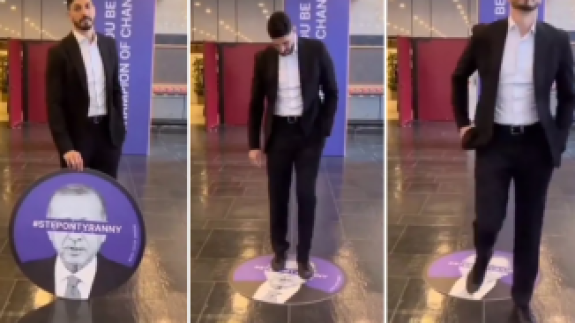 Gülen'in manevi oğlu Enes Kanter'den alçak paylaşım: Cumhurbaşkanı Erdoğan'ın posterini çiğnedi