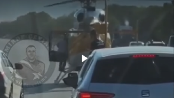 İzmir'de trafiğin ortasına inen gizemli helikopter,  bir kişiyi alıp uzaklaştı