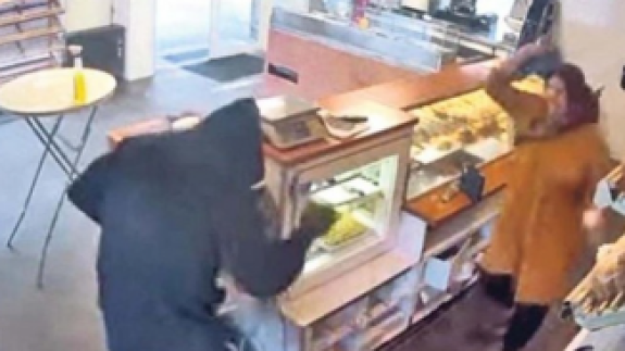 Hollanda'da Latife teyze gündem oldu! Satırlı soyguncuya temizlik bezi ile müdahale