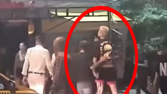 Kadıköy'de kendisine laf atan adamı Ebrar Karakurt'un elinden zor aldılar