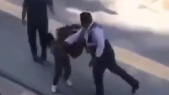 Zabıtadan Kağıt Toplayıcısı Çocuğa Dayak!