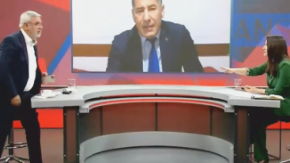 Canlı yayında hakaretler havada uçuştu! Mehmet Metiner canlı yayını terketti