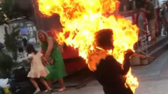 Çok acı görüntü! Galata Kulesi‘nin önünde bir vatandaş kendisini yaktı