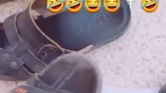 Suriyeli mülteci Atatürk'ün fotoğrafına terliğiyle basarak dalga geçti!