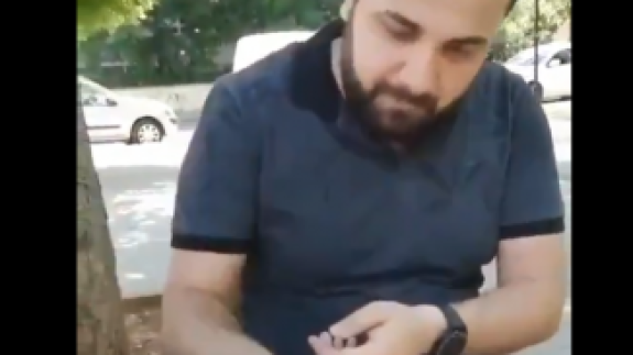 Tepki çeken görüntüler: Parayı et yerken peçete olarak kullandı!