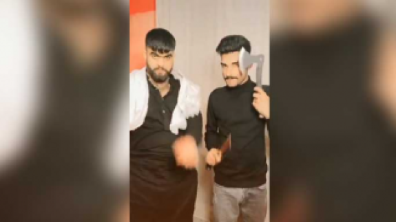 Kaçak yollarla Türkiye'ye gelen Pakistanlılar silah ve satırlarla meydan okudu!