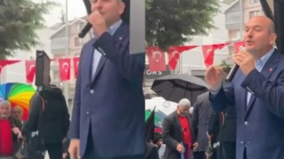 Bakan Soylu’yu dinleyen vatandaşın ‘gökkuşağı’ renkli şemsiyesine müdahale edildi