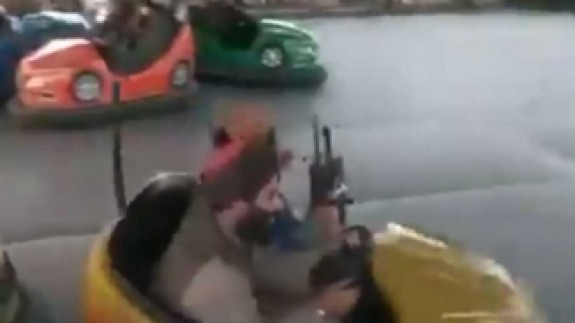 Afganistan'da şoke eden görüntüler: Halk korkudan kaçarken Taliban lunaparka eğlenmeye gitti!