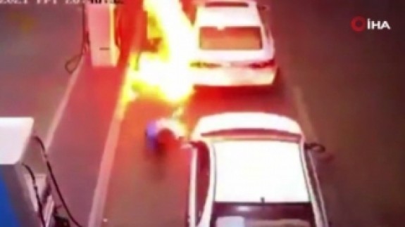 Akaryakıt istasyonundaki görevli,  alevlerden canını zor kurtardı