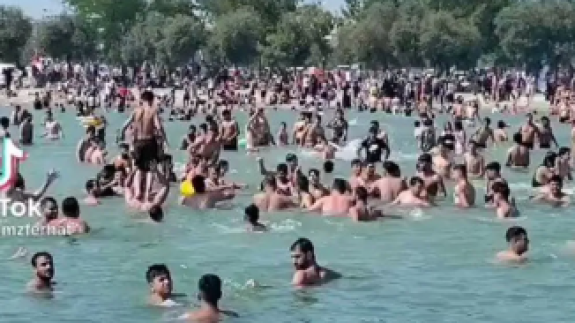 Suriyelilerin denizde attığı sloganlar şoke etti!