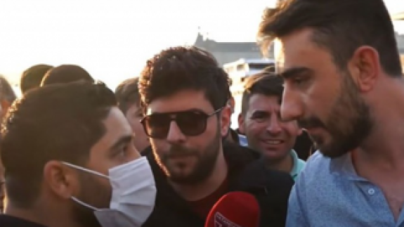 Suriye'de savaşan Türk komando röportaj verirken Suriyeli mülteci araya girdi: Komandoyu zor tuttular!